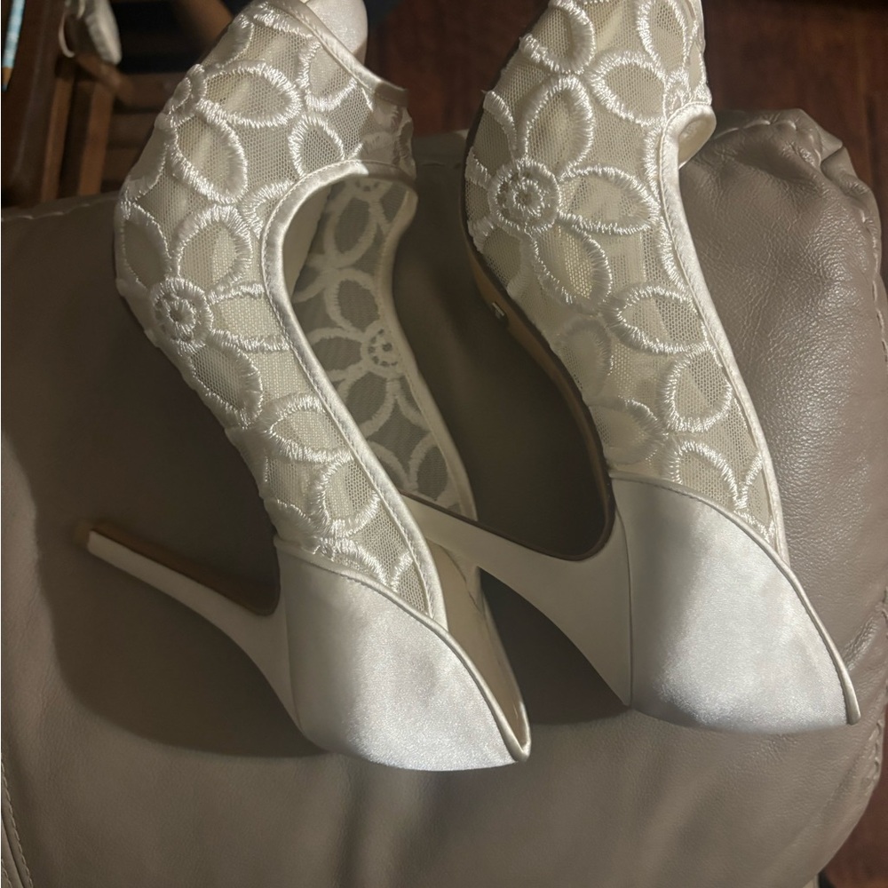 Menbur Heels - Picture 2 of 4